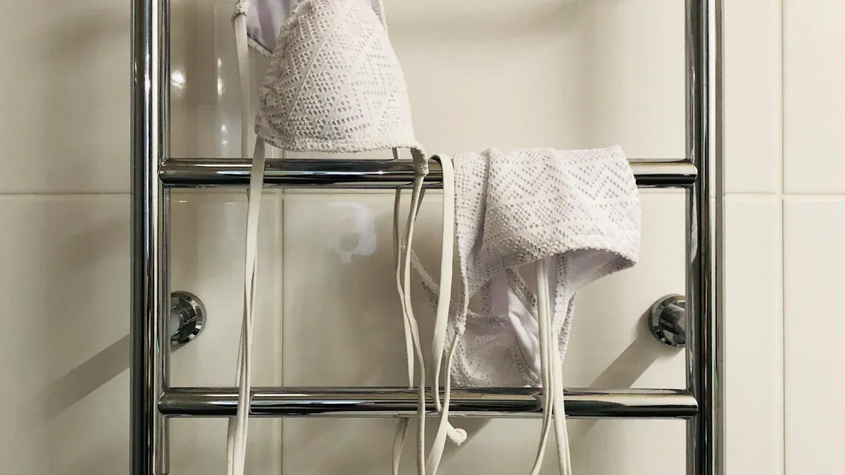 De quel matériau est faite la barre porte-serviettes murale argentée pour salle de bain ?