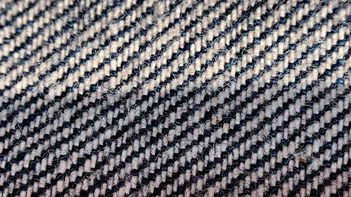 Birdseye: Витончена елегантність тканини для костюмів з візерунком