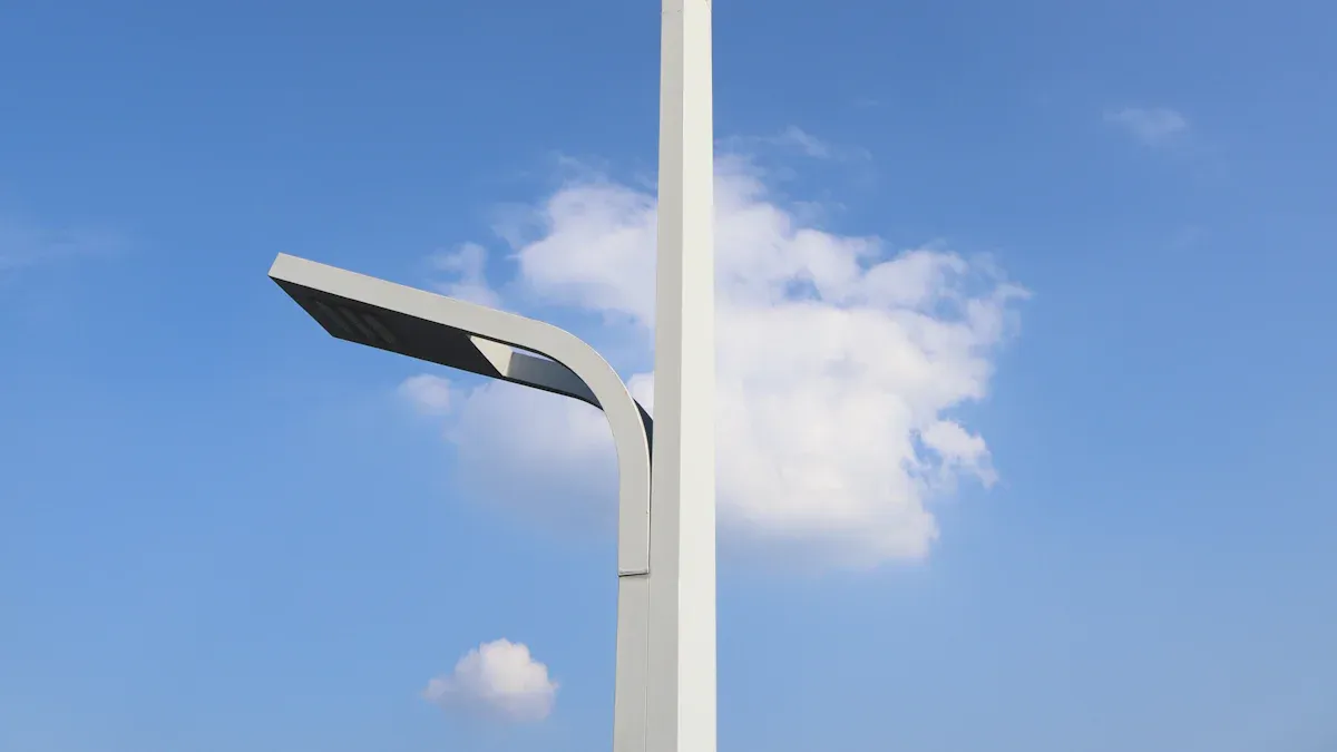 Progrès technologiques et intégration des lampadaires solaires à LED dans les villes intelligentes
