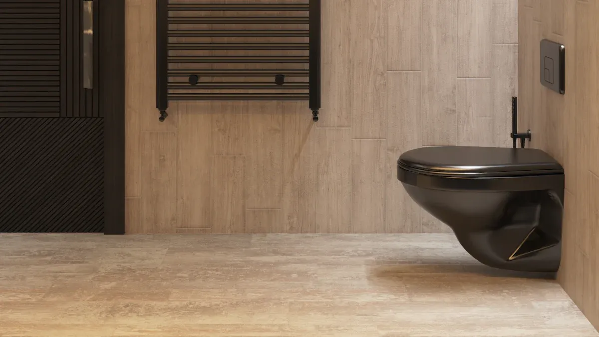 Optimisez l'espace de votre salle de bain avec un porte-serviettes mural argenté.