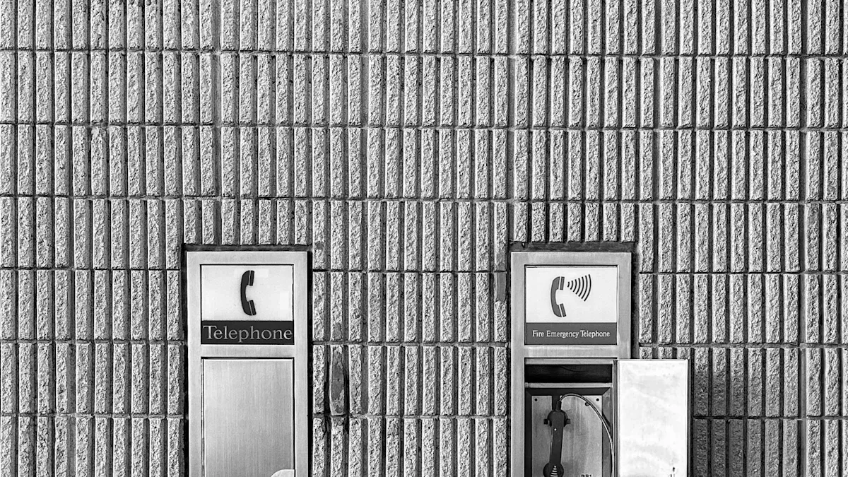 Identification précise de l'emplacement avec les systèmes téléphoniques d'urgence muraux