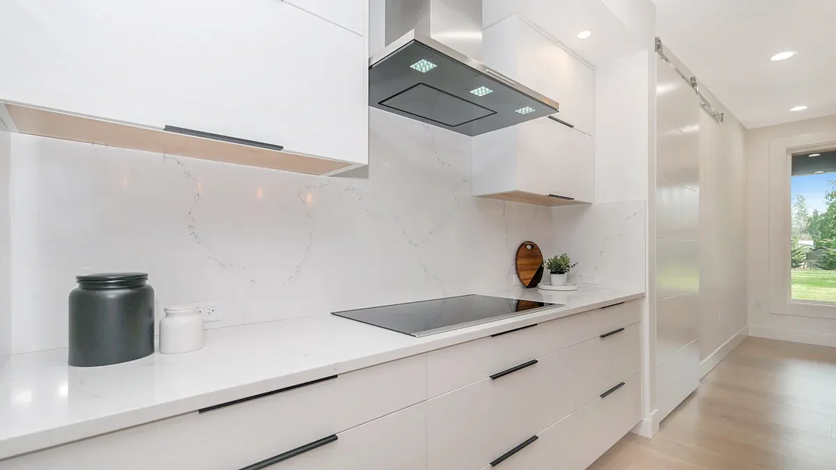 How Can an Open Kitchen Stay Fume-Free with a Smoke-Absorbing Lid?插图2 Enhancing Fume Control with Optimal Ventilation