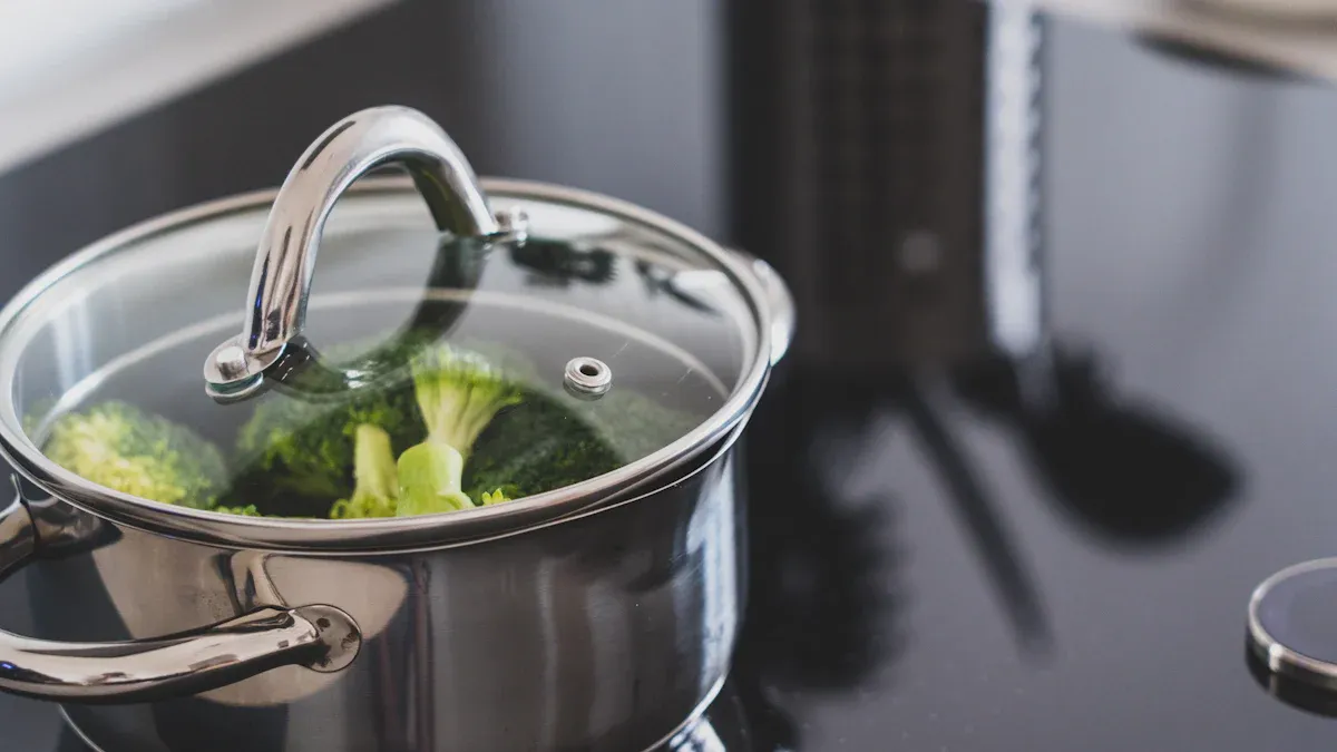 Superior Temperature Control and Moisture Retention with a Tempered Glass Lid