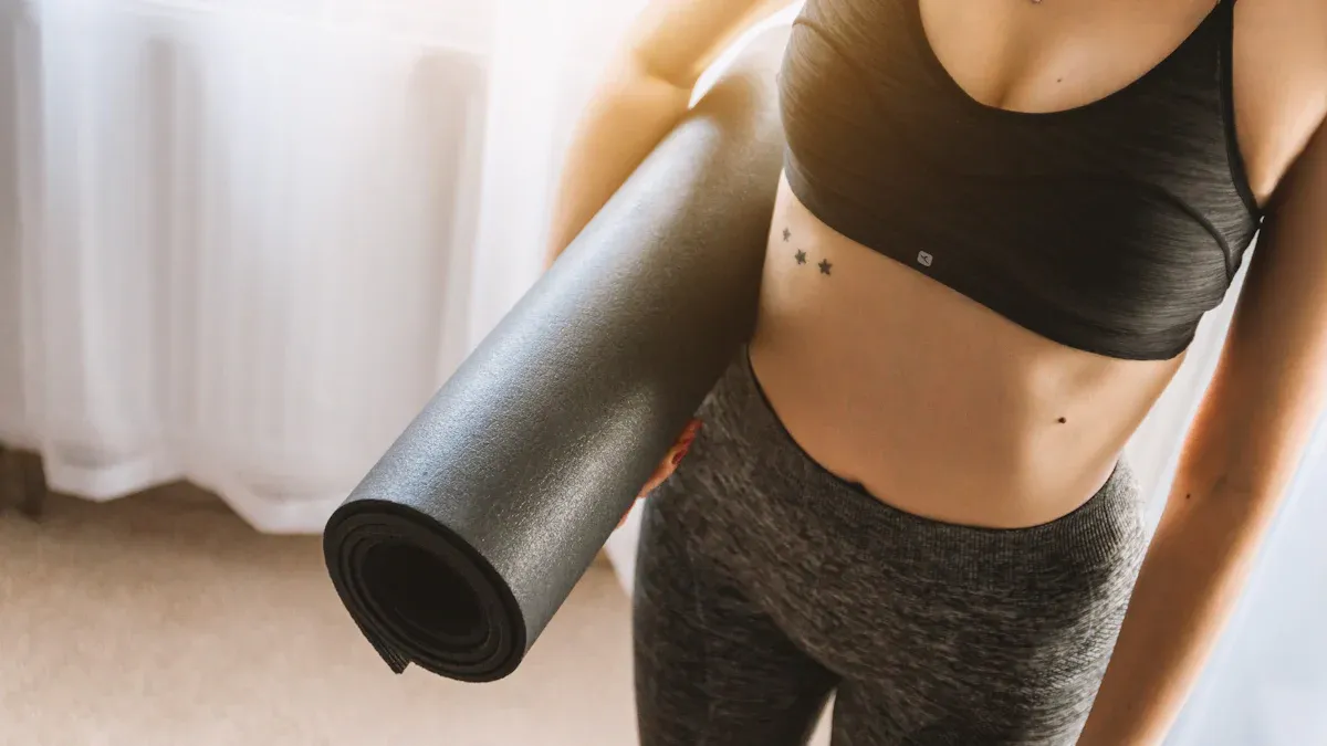 ¿Qué hace que una esterilla de yoga plegable sea apta para llevar en el equipaje de mano?