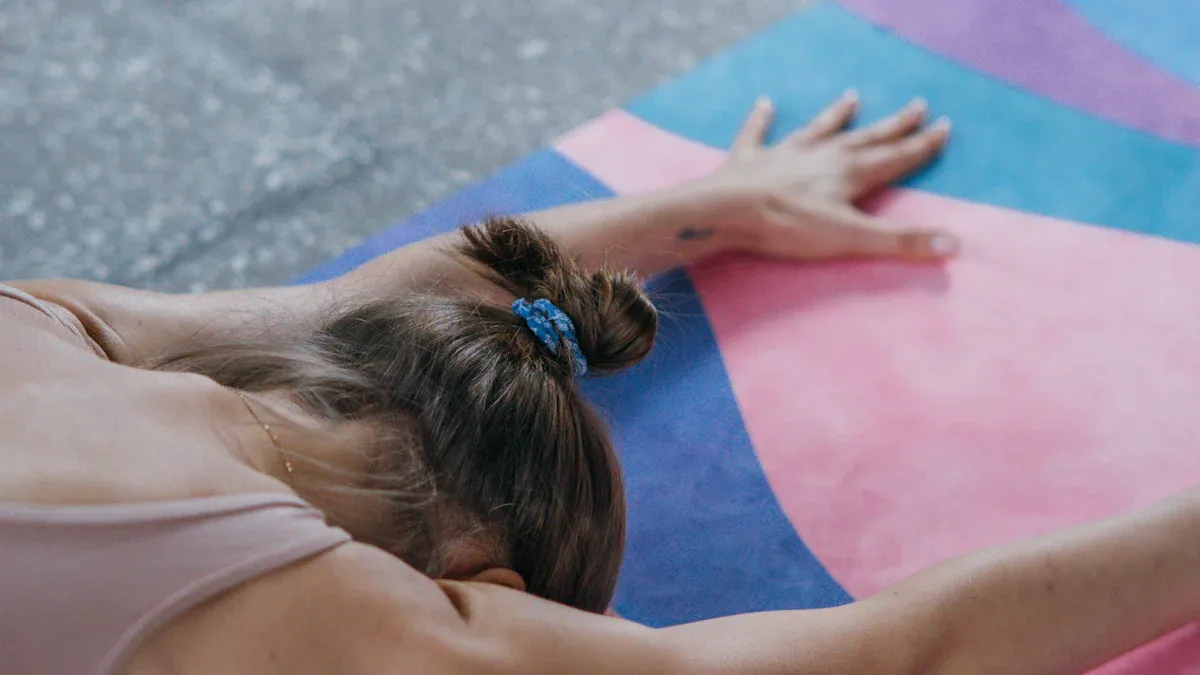 Tendencias de color para esterillas de yoga 2025: Qué piden los clientes B2B