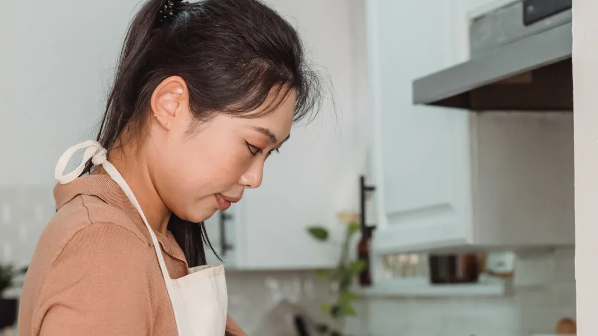 Integrated Fan and Ventilation in a Smoke-Removing Pot Lid