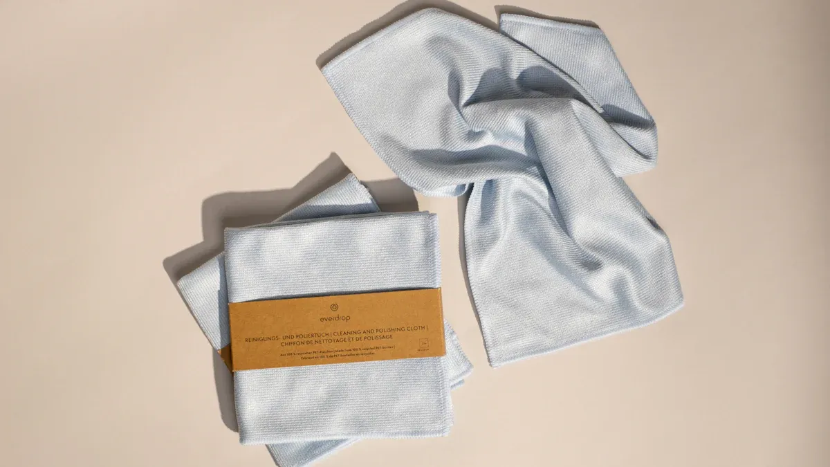 Mikrofiber Temizlik Bezi Geleneksel Bezlerden Nasıl Daha İyi Performans Gösteriyor?