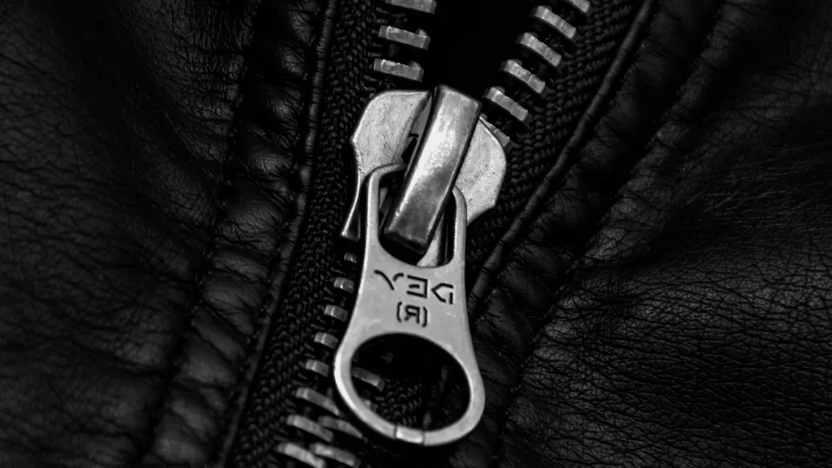 Which Metal Zippers Are the Most Suitable for Outdoor Jacket Design?