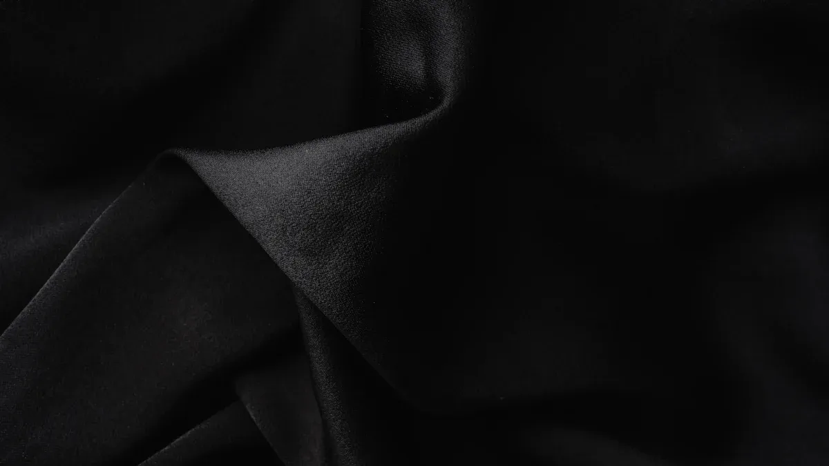 Suerte Textile-ийн полиэстр өнгийн костюмны давуу талыг дэлгэж байна