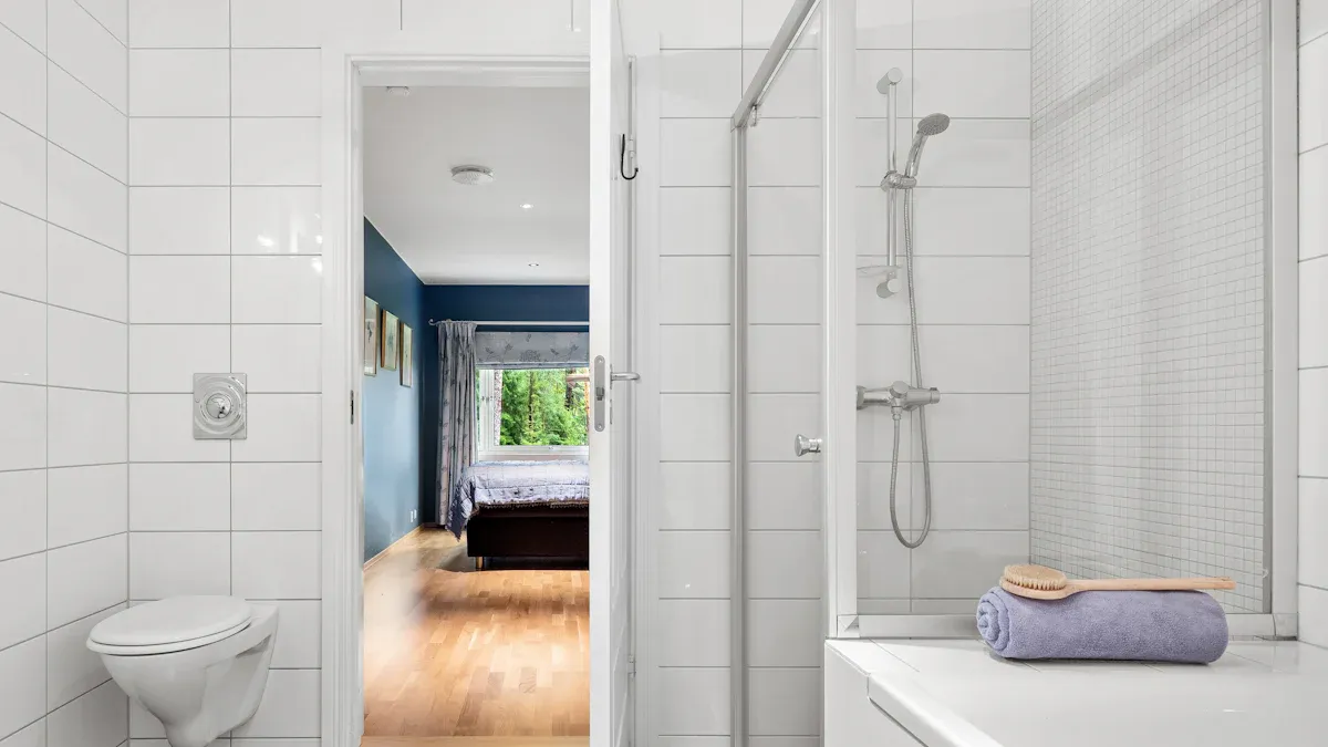 Was ist der Unterschied zwischen Duschraum und Badezimmer?