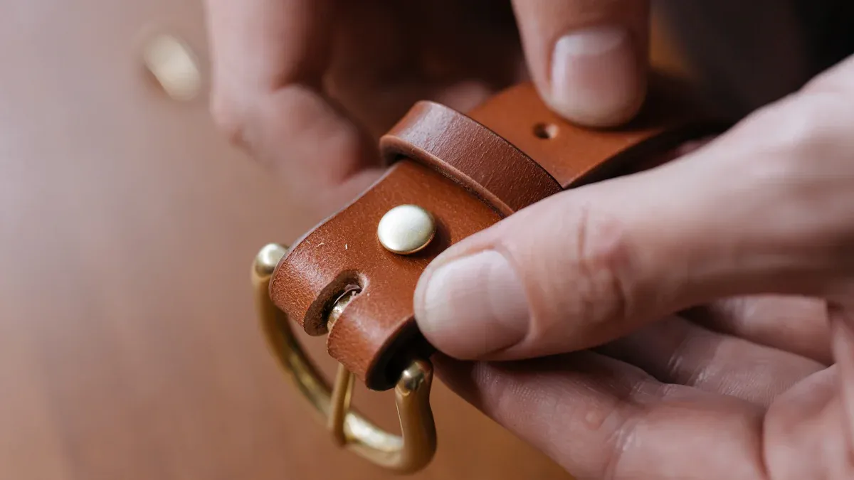 Die rol van metaalgespes in mode-bykomstighede