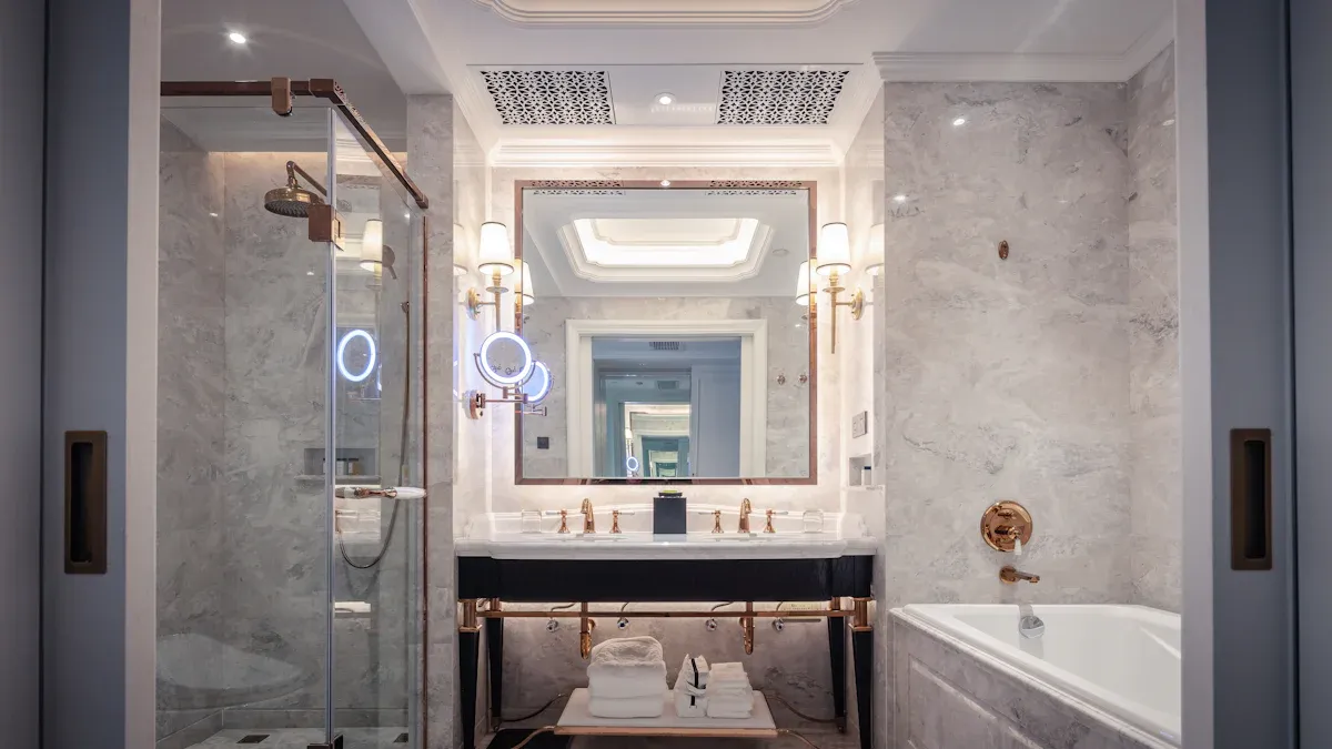 Placez stratégiquement des miroirs dans votre salle de bain