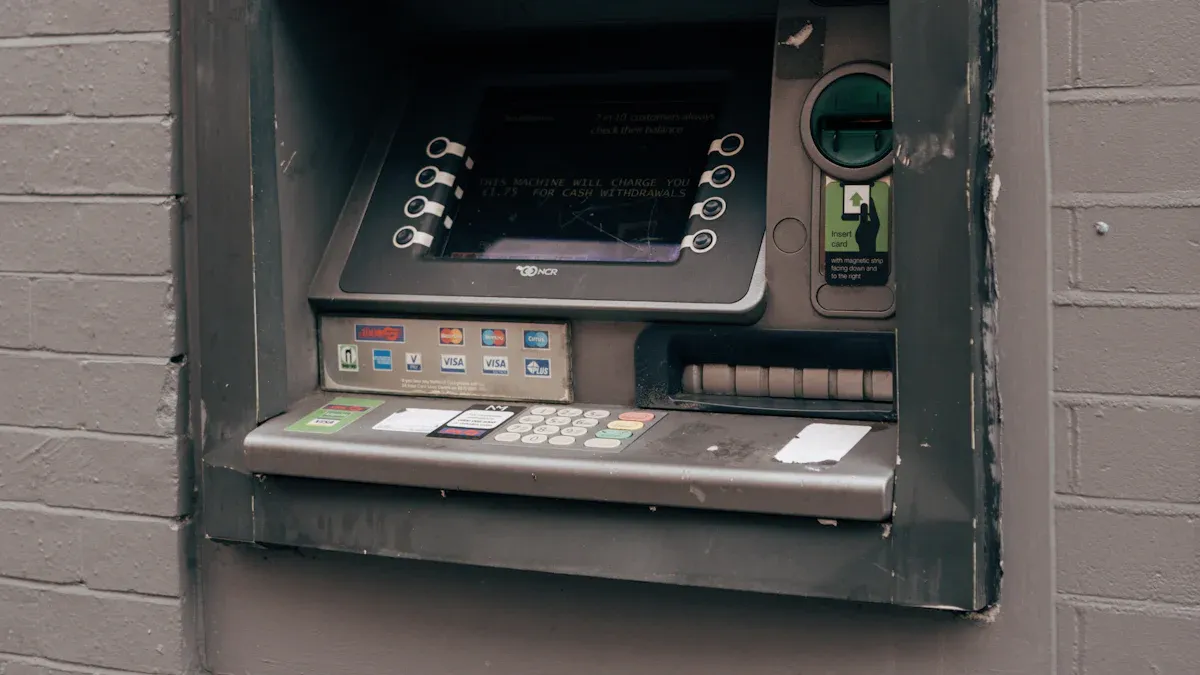 Comprendere le vulnerabilità dei terminali self-service e il loro impatto