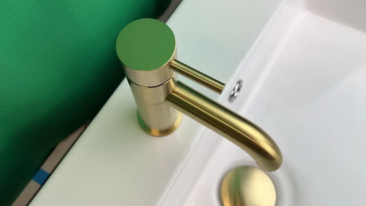 Comment nettoyer les accessoires de salle de bain revêtus de PVD ?