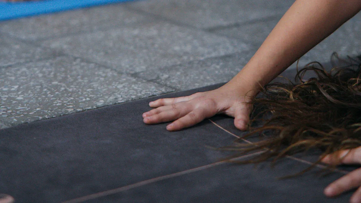 Informe técnico: Datos de pruebas de compresión de esterillas de yoga (TPE vs. NBR vs. PVC)