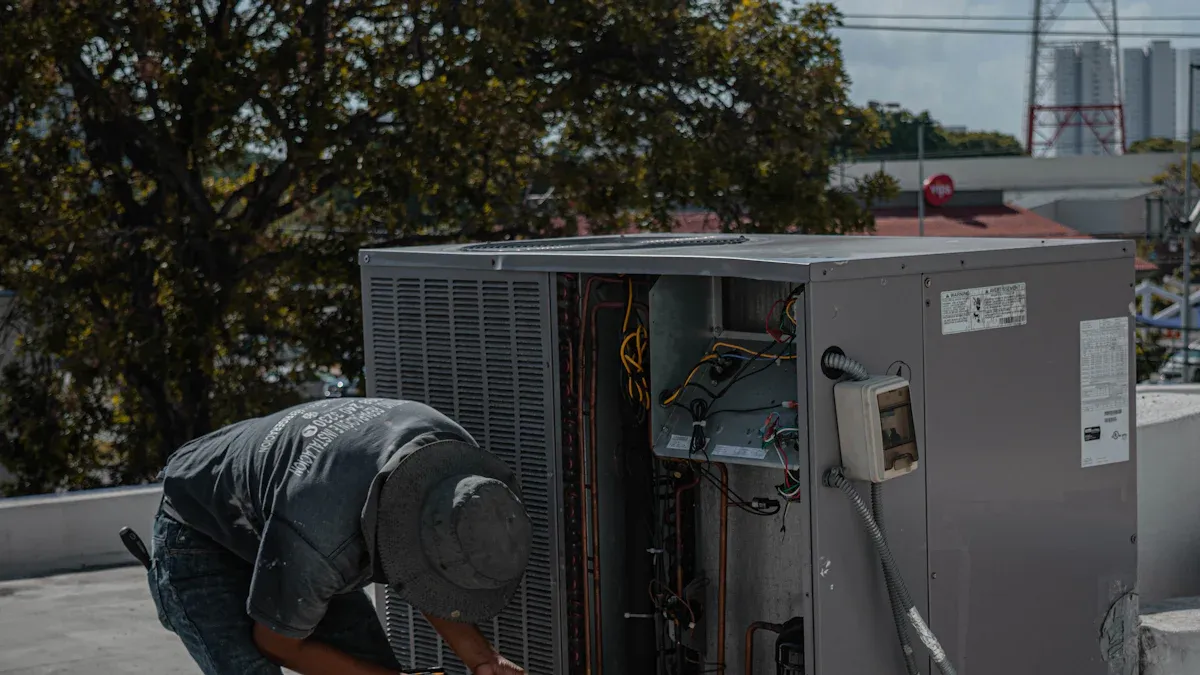 Votre climatiseur souffle de l'air chaud ? Un échangeur de chaleur à ailettes en cuivre encrassé pourrait en être la cause.