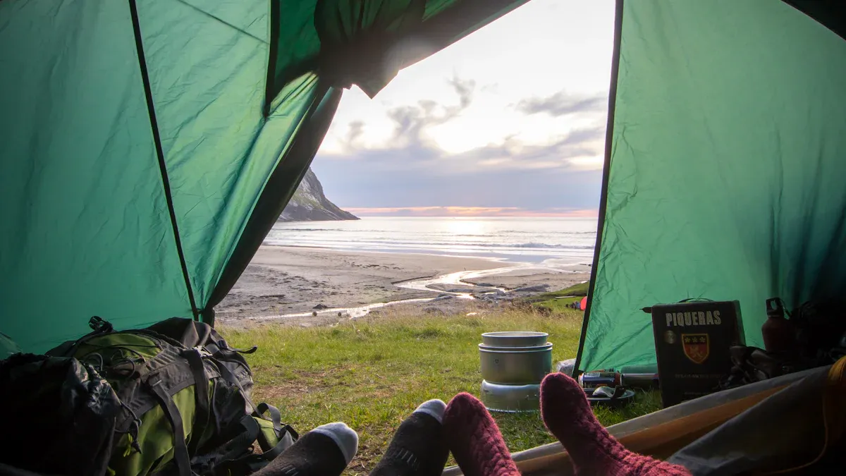 Équipement et vêtements essentiels pour le camping et la randonnée chez les débutants