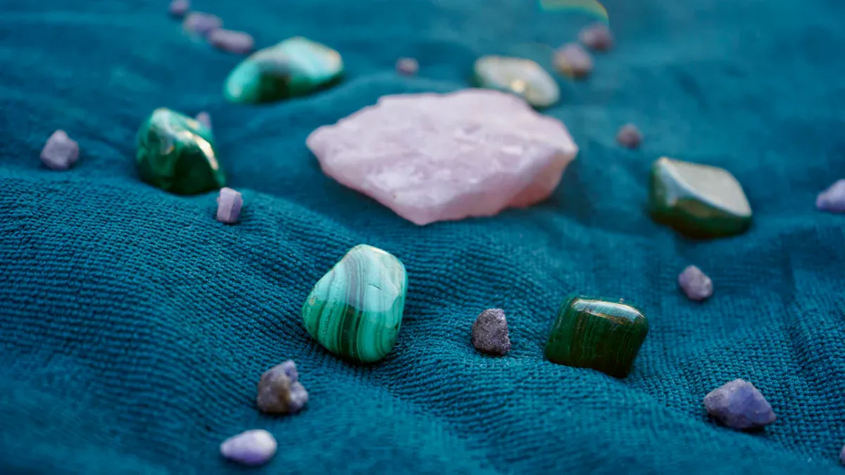 Characteristics of Mingqiangmineral Malachite Stones