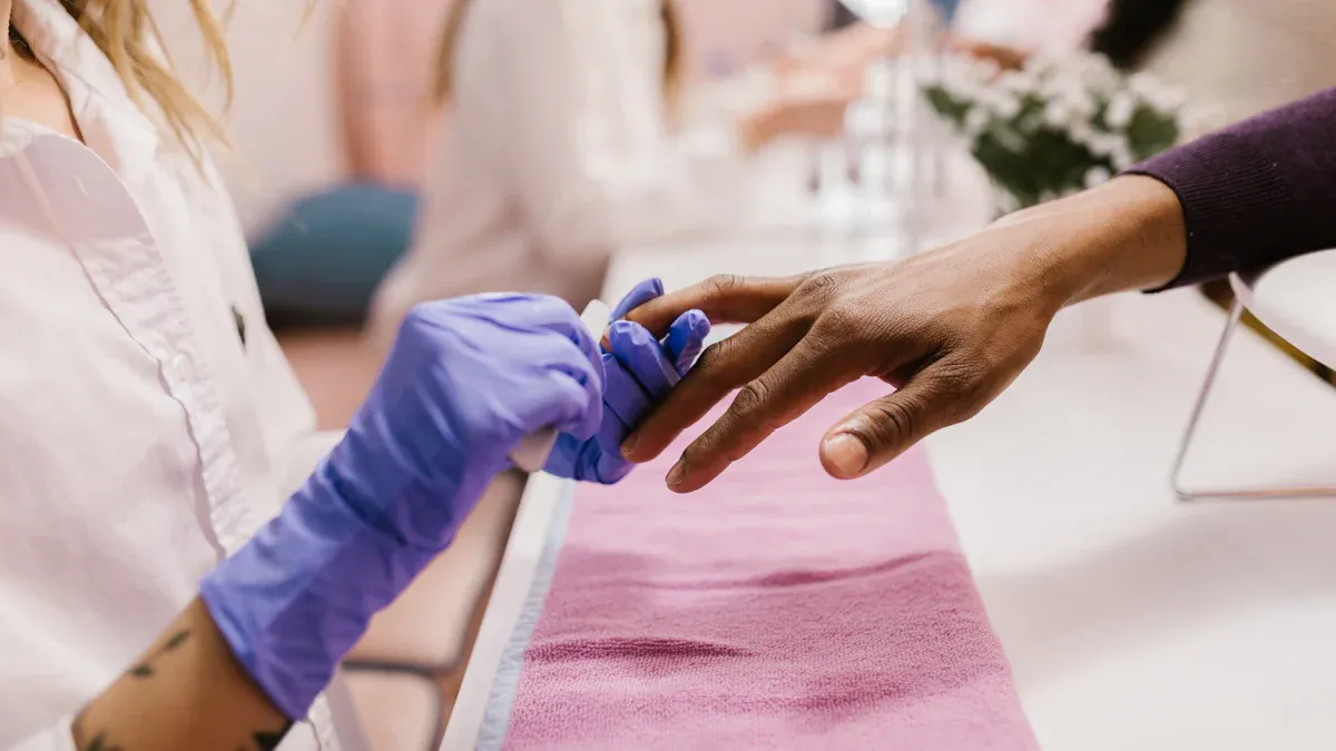 ¿Qué tipos de esmaltes de gel son esenciales para los salones de manicura?