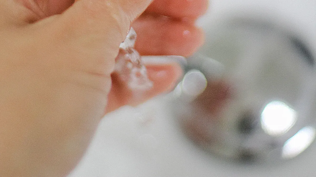 Waarom gelnagellak verwijderen beter is dan elke keer pulken en afpellen