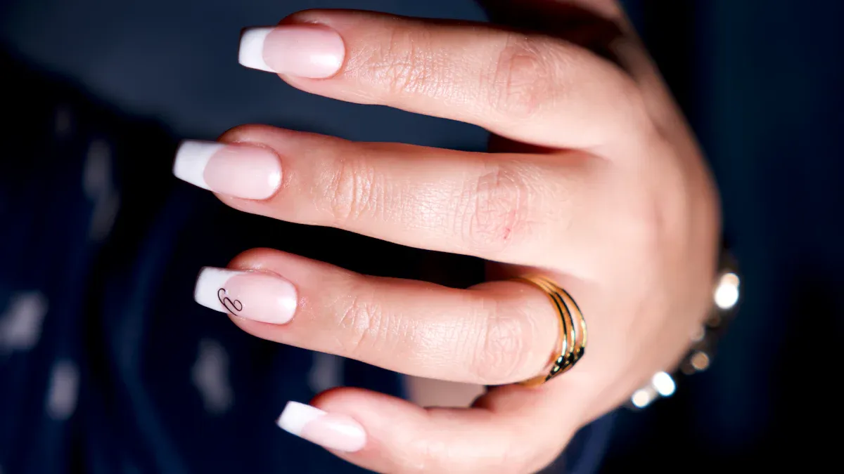 ¿Merece la pena un Top Coat de diamantes para tu próxima manicura?