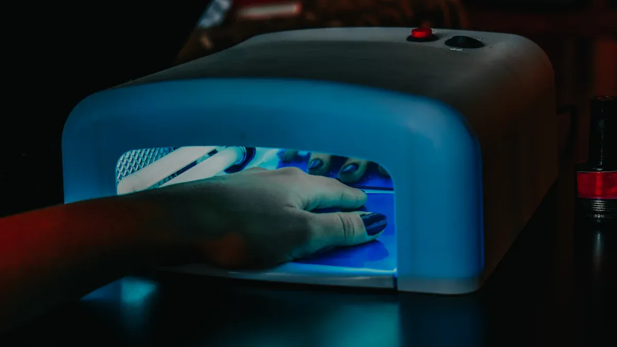 Perché lo smalto gel non dura senza una corretta polimerizzazione