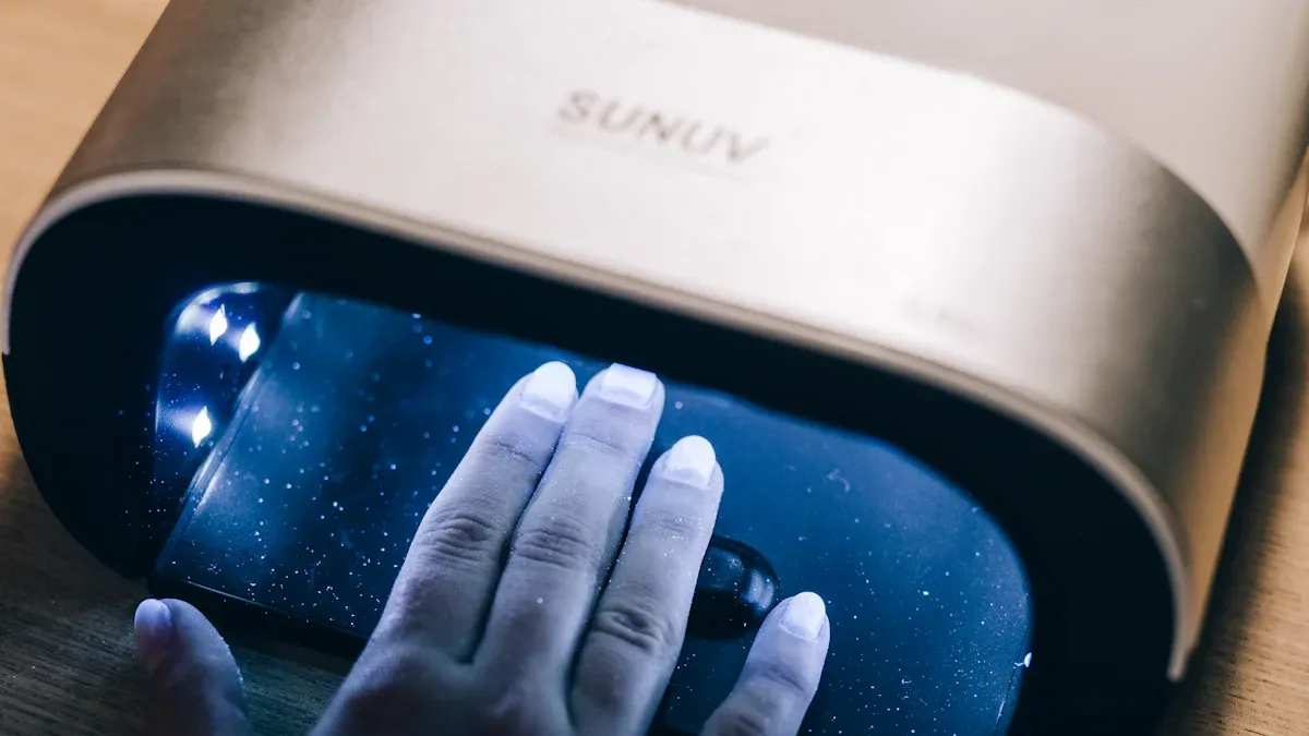 Quanto tempo occorre per asciugare lo smalto gel sotto le lampade LED e UV