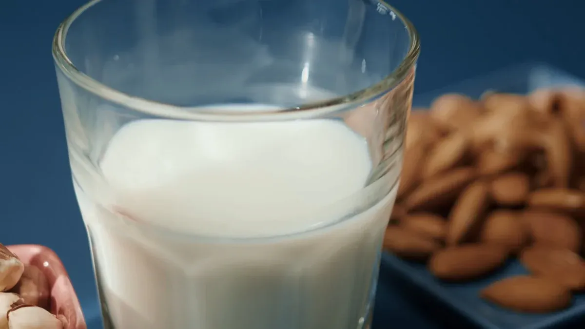 Bicchiere di latte con frutta e cereali — qualità nutrizionale