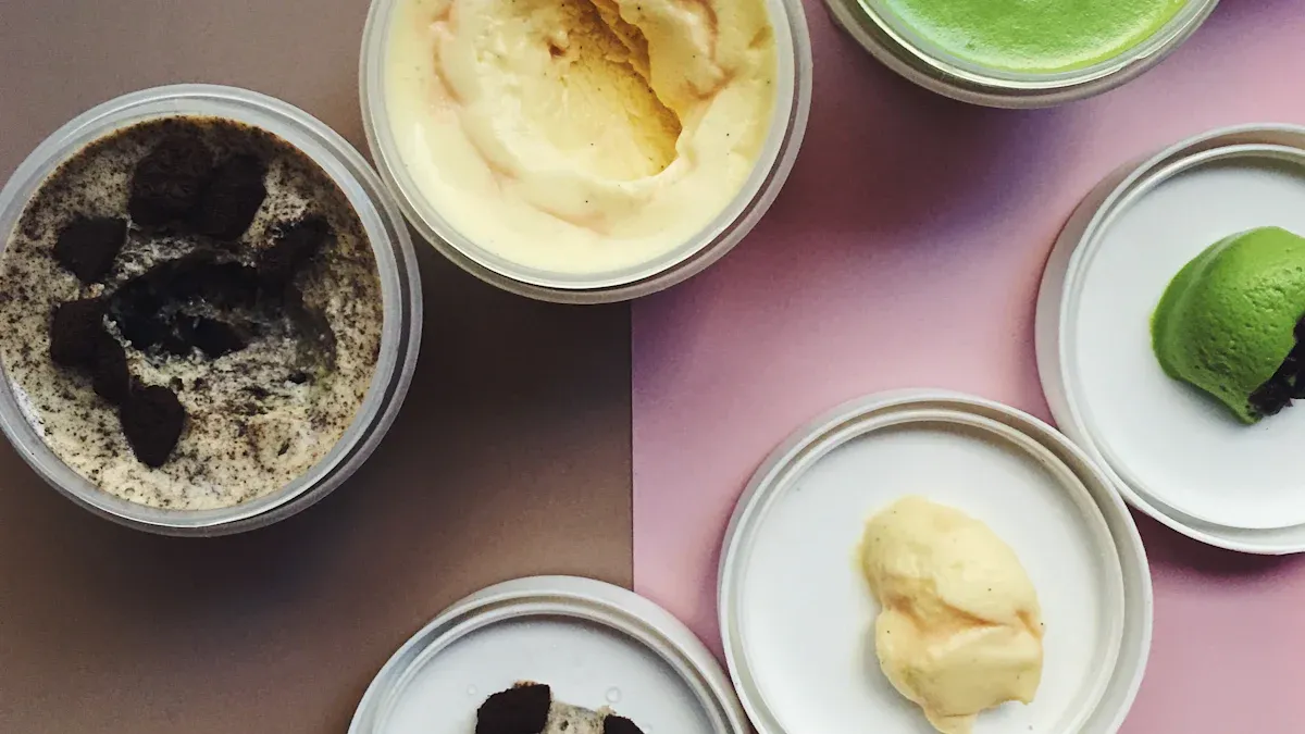 Eisbecher aus Plastik und Eisbecher aus Papier