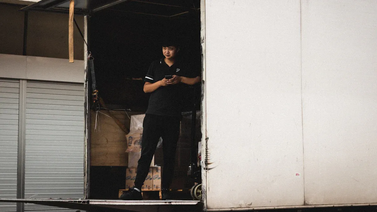 倉庫で実際に起きた貴重品盗難事例と最新防犯対策