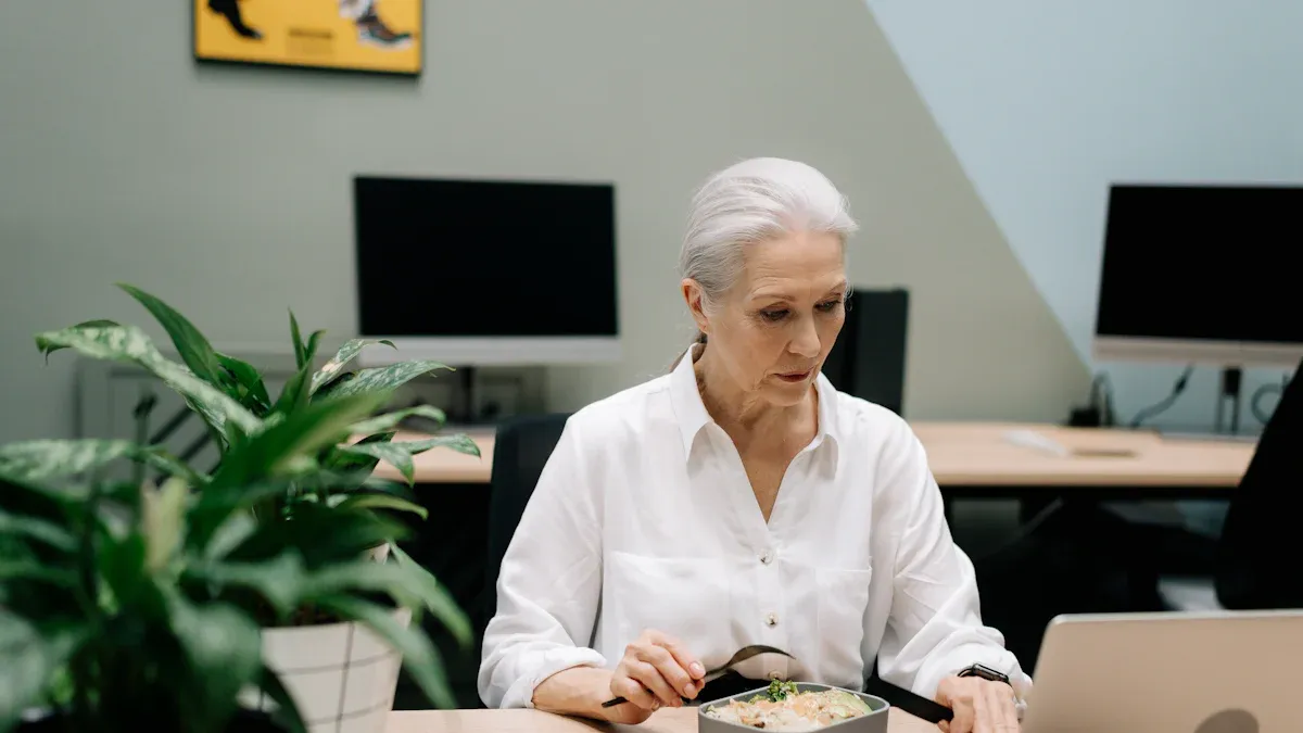 地方コンビニの人手不足解消に向けた高齢化社会での取り組み