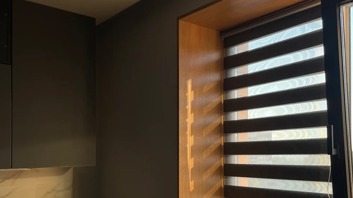 Corded vs. Cordless Roller Blackout Sunscreen Blinds