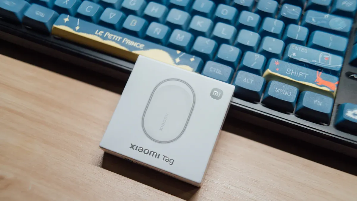 Which company supplies IT asset tracking active tags for enterprise management?