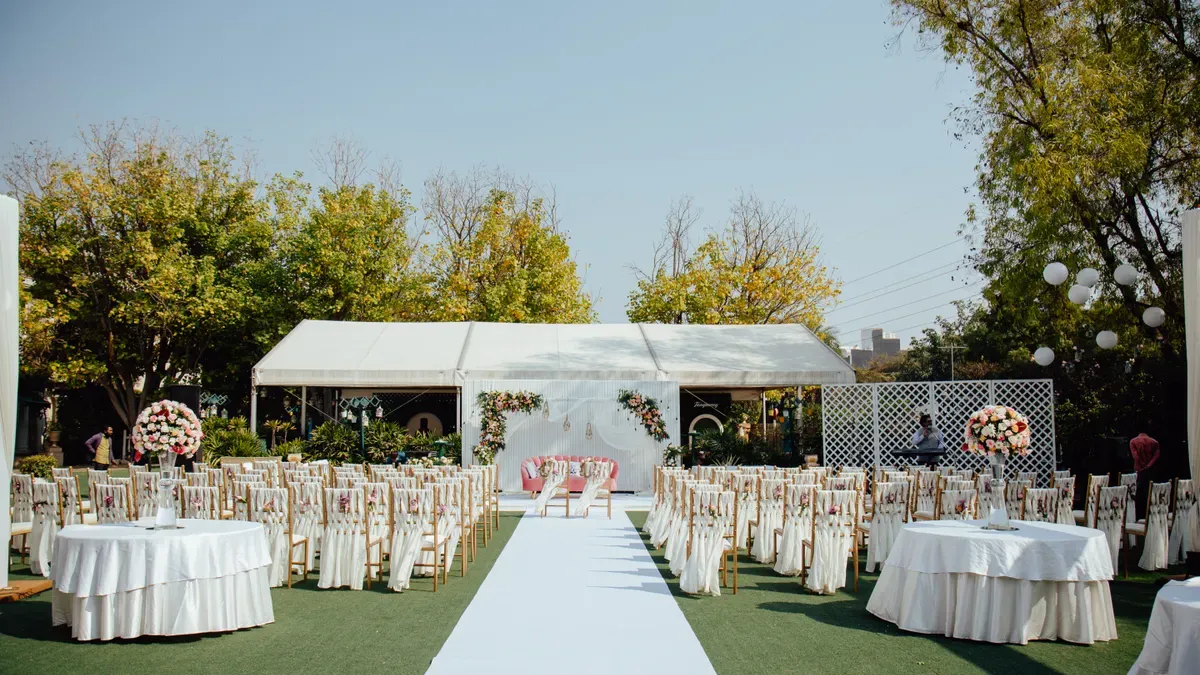 Seating Layouts and How Many People Fit Under a Tent