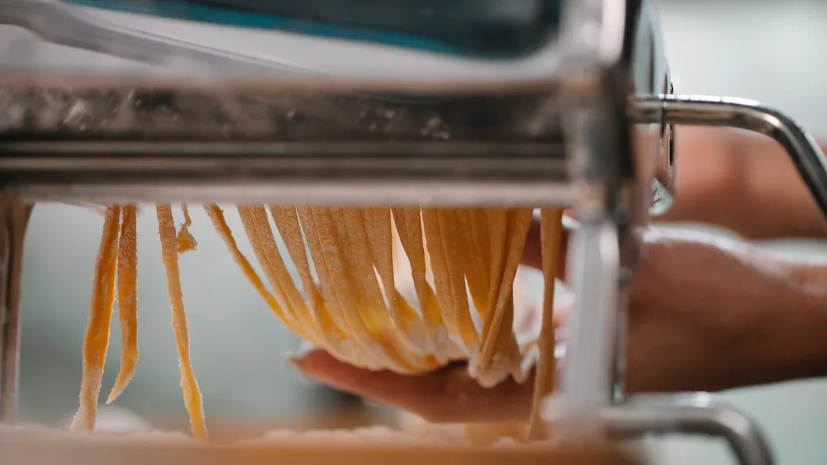 Noodle manufacturing machine