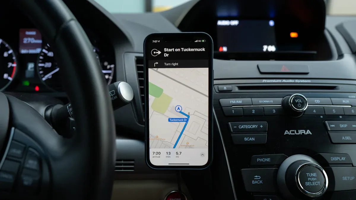 Android AutoとCarPlayの基本機能を比較