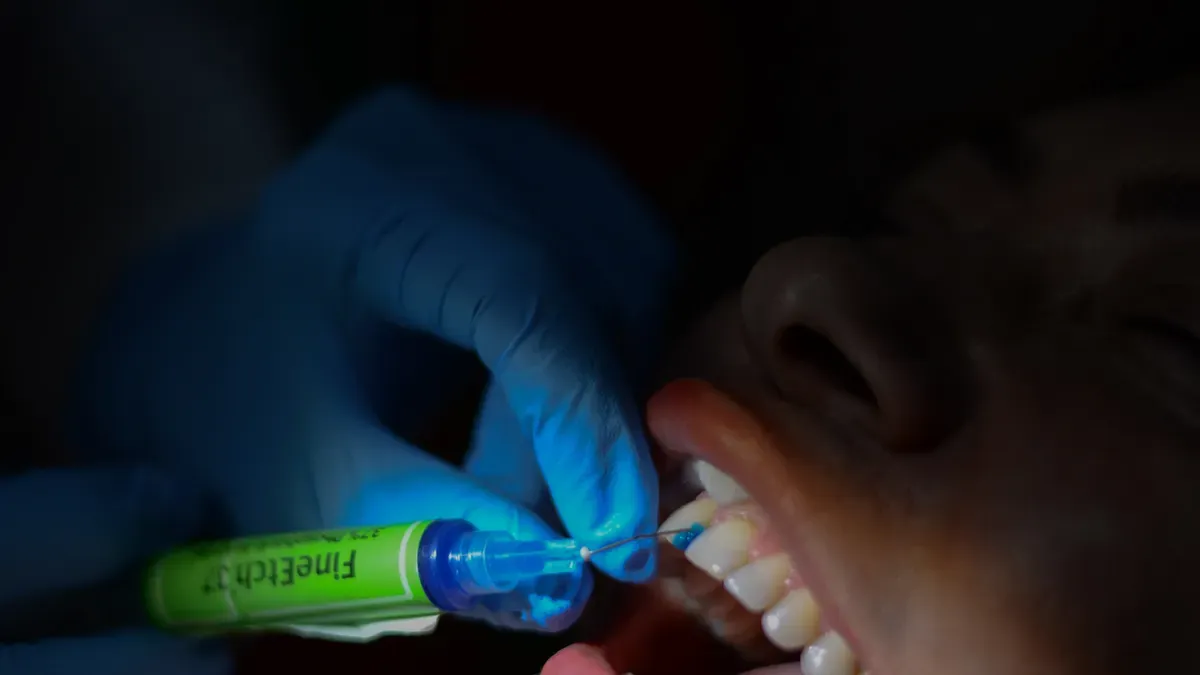 الاستخدامات الرئيسية للإبر سابقة الثني في طب الأسنان