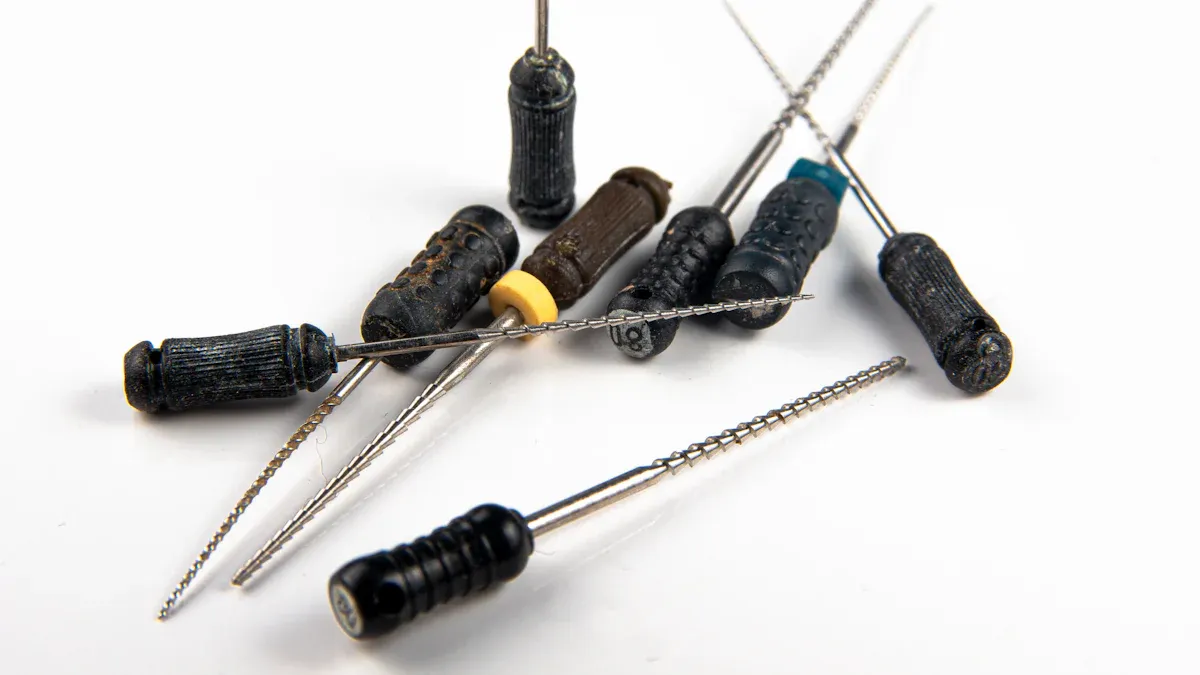 What is the difference between a PP needle and a plastic steel needle?