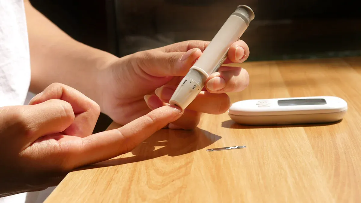 Can plastic JP style temperature resistant syringes be customized for OEM supply?