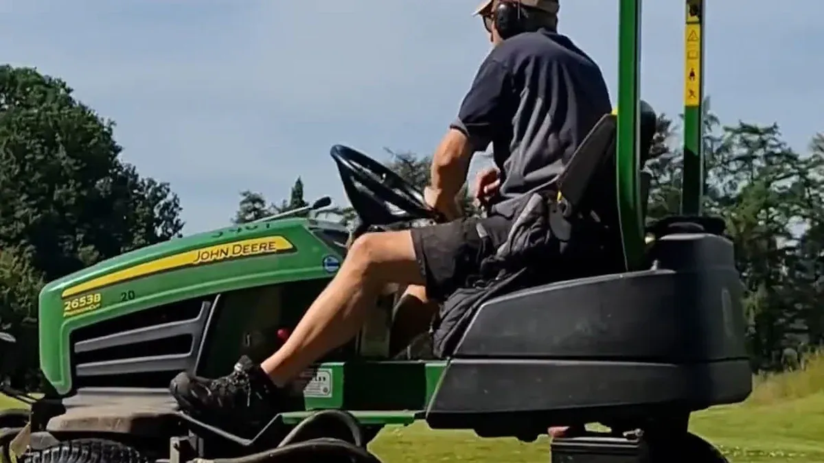 How Lawn Mower-QL-R1200 Solves the Problem of Sloped and Bumpy Lawns 2 Komfort und Sicherheit für den Bediener