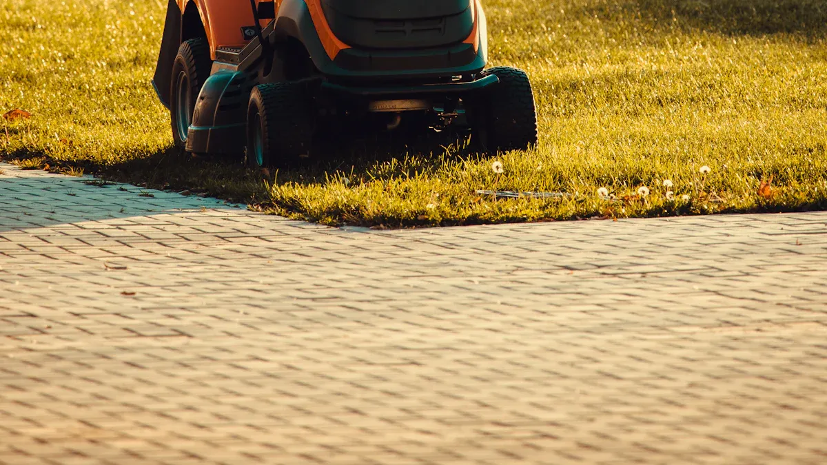 How Lawn Mower-QL-R1200 Solves the Problem of Sloped and Bumpy Lawns 1 Cutting and Shredding Technology