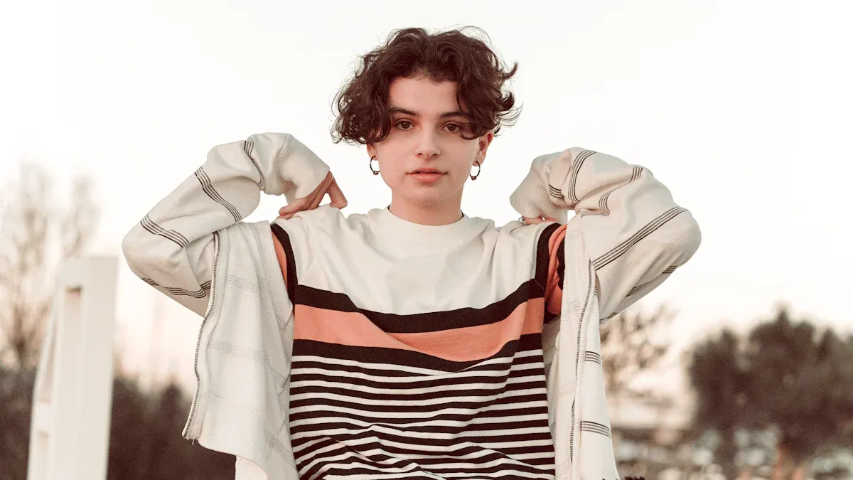 3. Women'
                style=