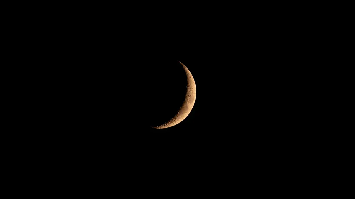 Design Inspiration: The Crescent Moon'
                style=