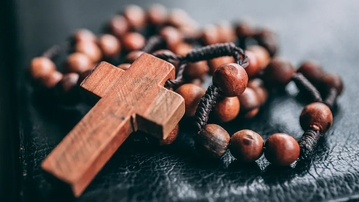Pulseiras de contas cruzadas em madeira