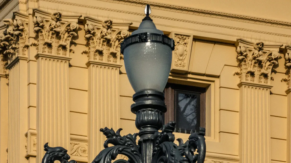 How to customize the size and structure of the lamp post according to the project drawings