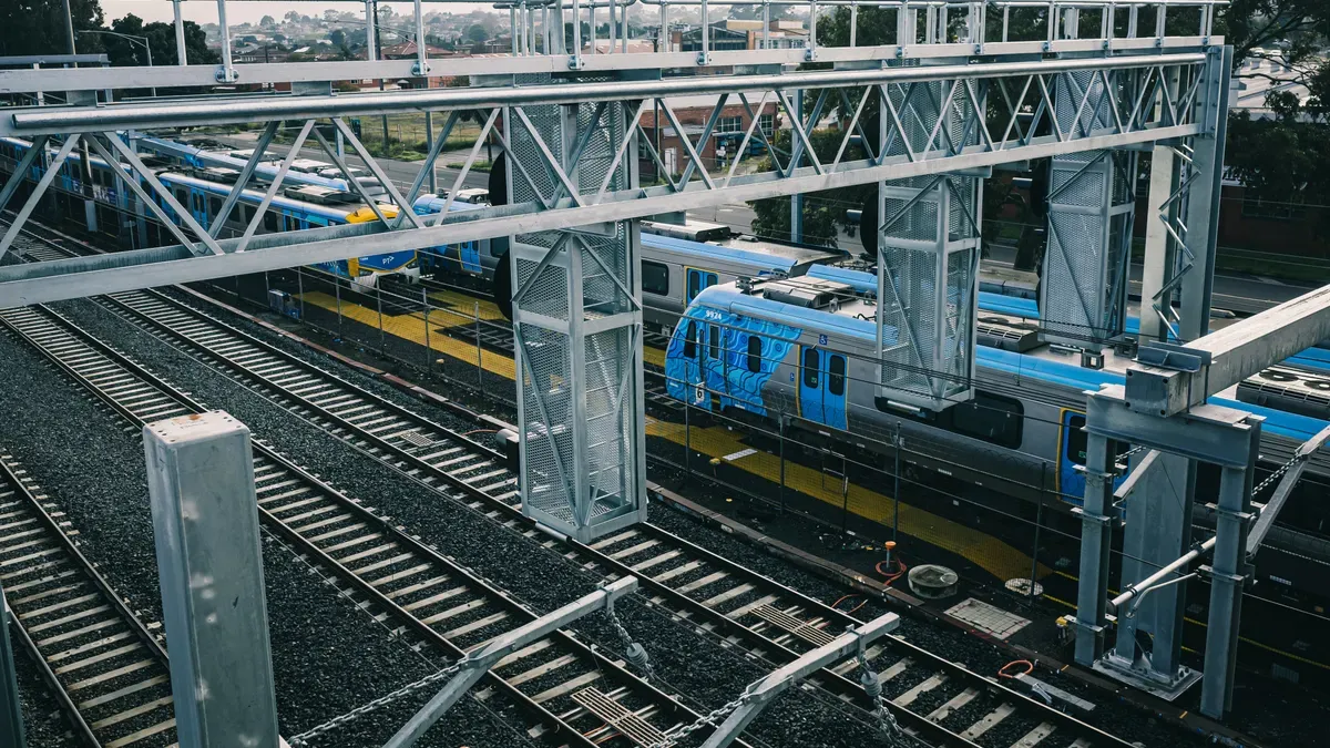 How AI identifies peak usage times in airports and transportation hubs and optimizes operations