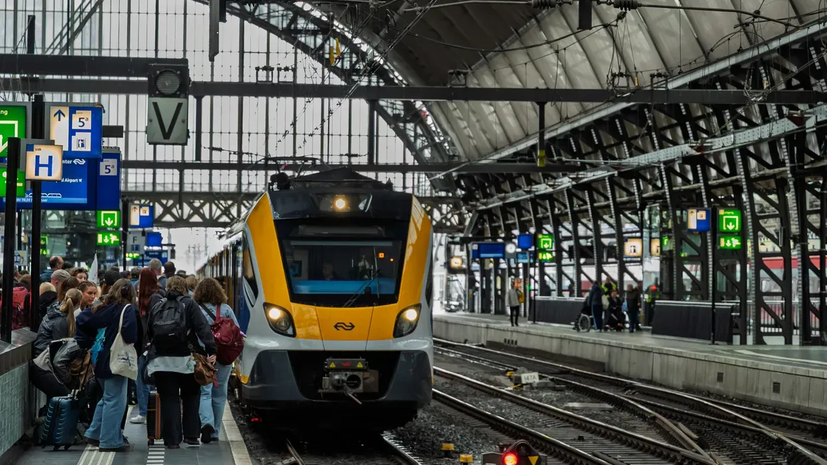 Autonomous Retail vs. Traditional Retail in Transit Stations