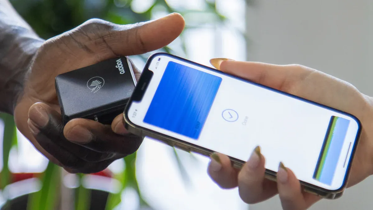 iPhone 仮想通貨カード Apple Pay 対応チェック