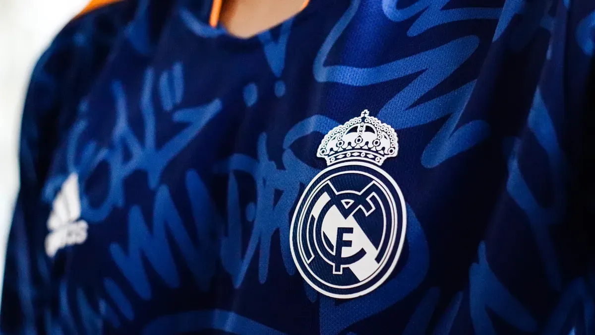Conferência de qualidade em camisas de futebol para revenda