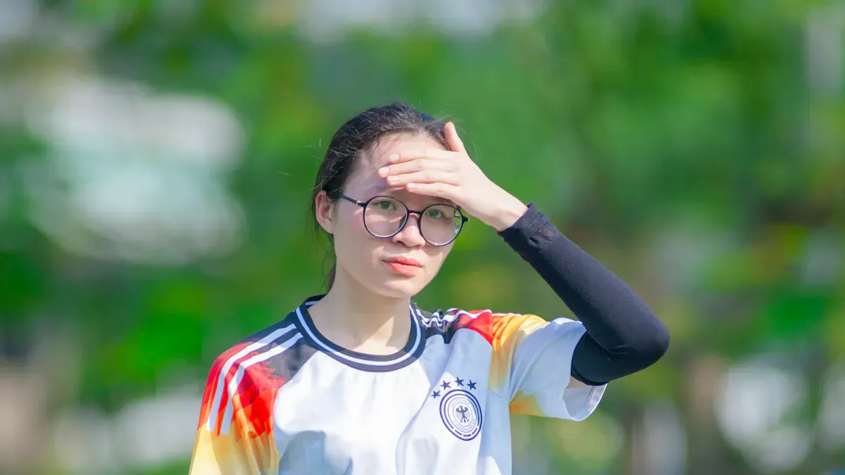 Camisas de futebol nos tamanhos infantil e feminino lado a lado em superfície plana
